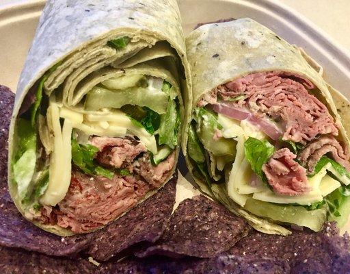 Roast beef on a spinach wrap with chips