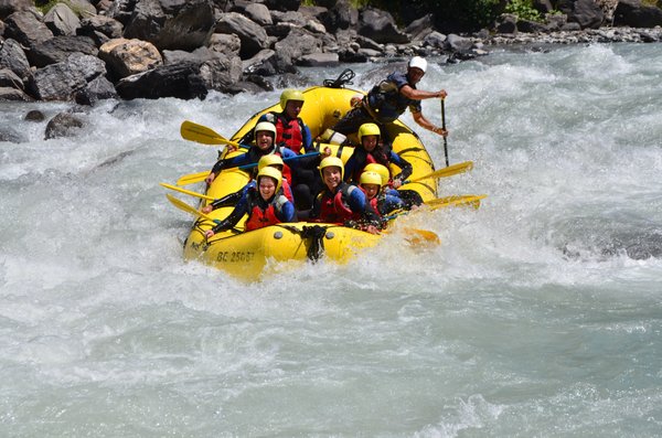 Bold Earth students whitewater rafting in Ecuador