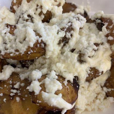 Fried plantains with crème and fresh cheese