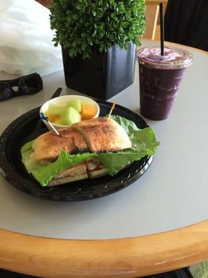 Blueberry smoothie and chicken panini