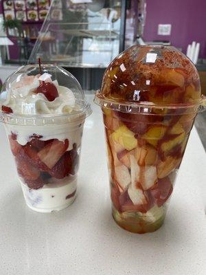 Fresas con crema y fruta en vazo