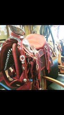 Sillas de montar de varios estilos. Cowboy riding seats of many styles.