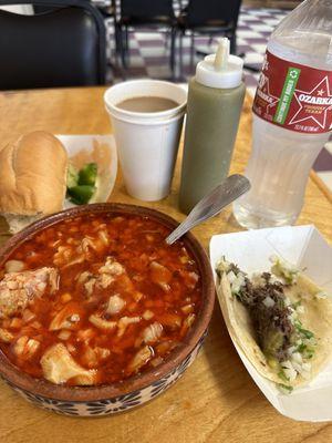 Menudo y taco de barbacoa