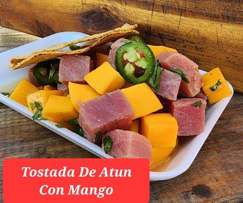 Tostada de mango y atun