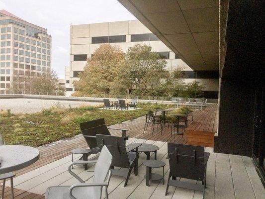 The wooden deck was a nice place for me to enjoy my fresh squeezed juice : ) #ericnielsenkc #thefillingstation #HowWeDoKC #crowncenter