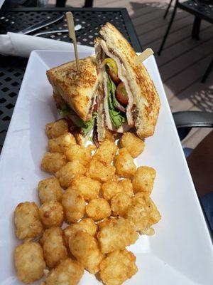 Turkey sandwich with tator tots.