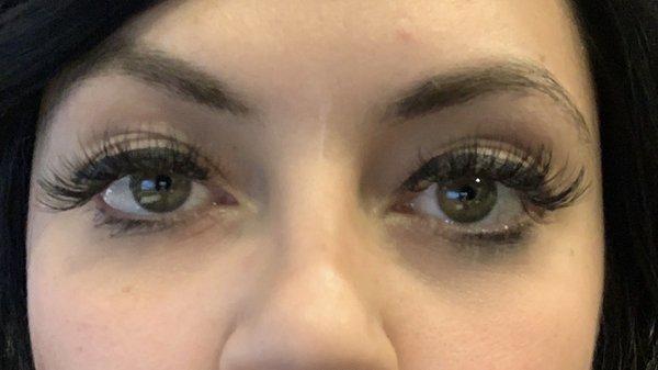 Wispy hybrid lashes