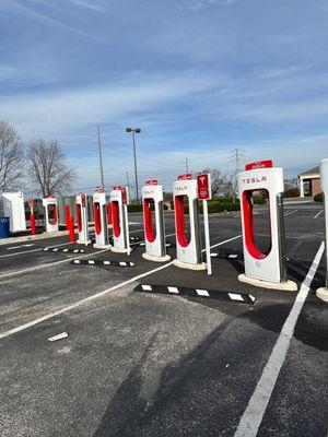 Bunch of superchargers in tesla supercharger in auburn in winnn dixie plaza