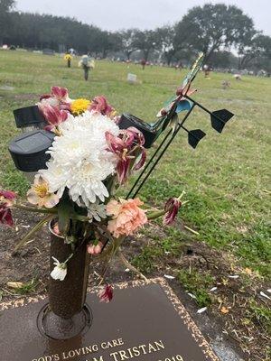 They place the fours lights and two decor windmills in the flower vase you can see how fresh they were still.