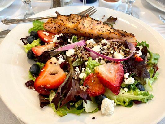 Strawberry and goat cheese salad with grilled salmon