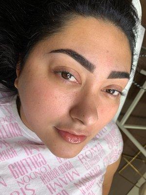 Eyebrows shape and tinting