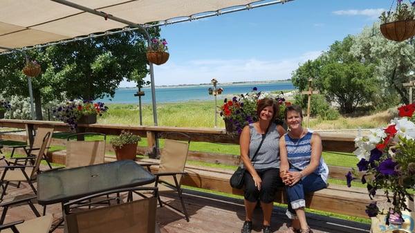 What a beautiful view, friendly service. The Huckleberry Italian Soda is excellent and refreshing. A great little find off the beaten path.