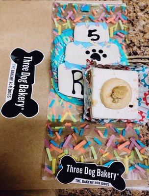 Personalised cookie cake and a little mini peanut butter cakes too