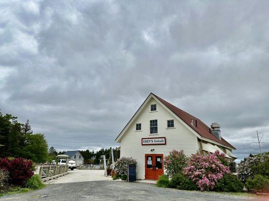 Idyllic New England seaside dining.