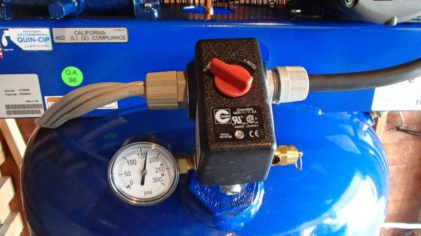 Note the green (passed?!) QC sticker. Exactly what kind of QC passes an obviously leaking compressor? Note psi not holding at 175, falling..