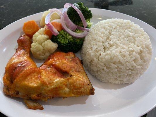 Arroz blanco, muslo de pollo al horno y ensalada de vegetales.