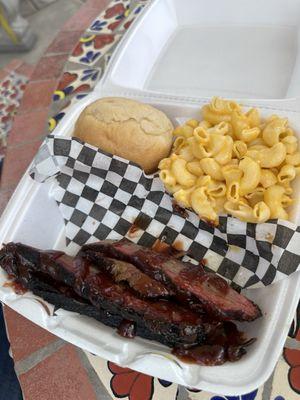 Combo with tri-tip and brisket with spicy mac and cheese.