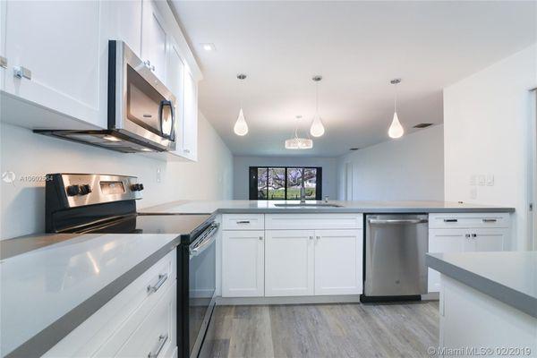 SHAKER CABINETRY & QUARTZ TOPS