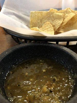 Salsa verde and Chips