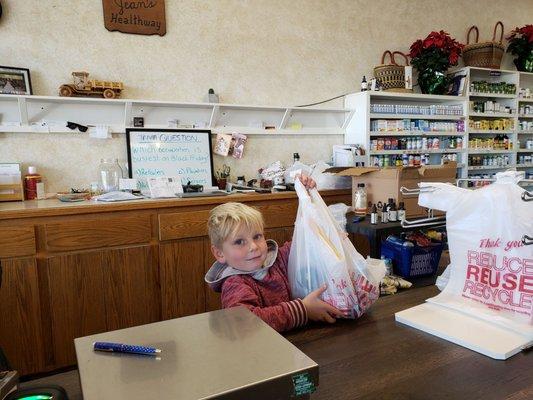 Mini boss help bagging my grocery , such an amazing experience to shop here