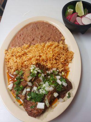 Birria de res arroz y frijoles