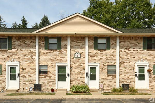 Welcome to Pinehurst Townhomes in Grand Ledge, MI