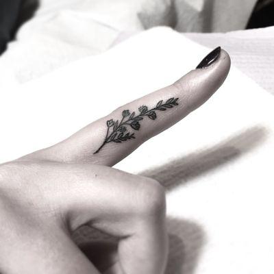 Tiny floral finger tatt