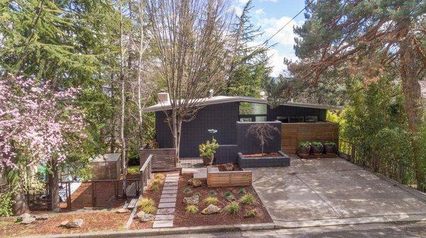 424 Courtney Street Mid Century Modern home in Ashland Oregon