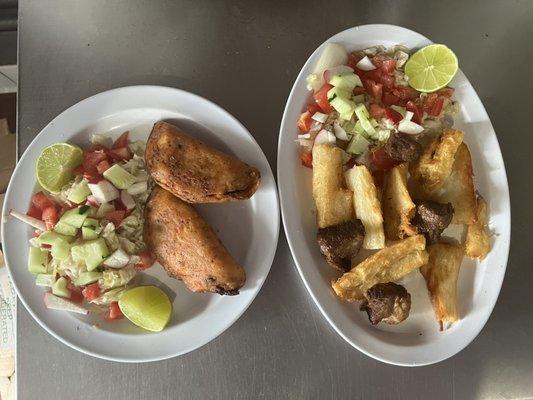 Plato de pasteles y plato de yuca con chicharrones