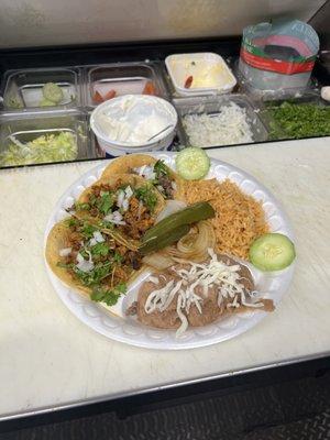 2 tacos de pastor y 1 de asada con arroz y frijol 
2 tacos of pastor and 1 asada with rice and beans