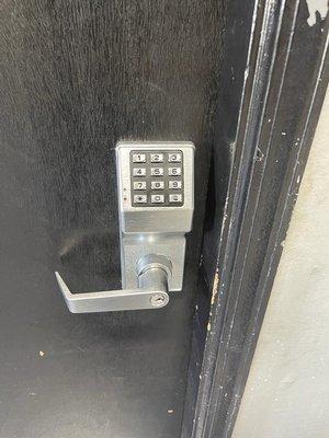 Commercial electronic lock