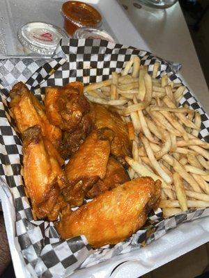 Buffalo wings and fries