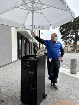 Frank Residence has a delightful valet, Victor A who knows how welcome visitors with soothing,  man's music.