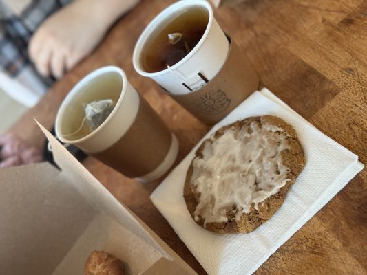 Iced ginger cookie with tea