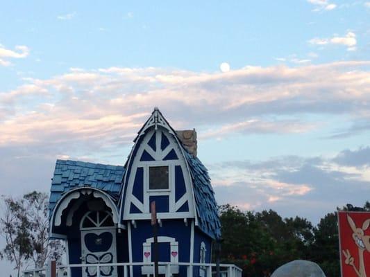 Miniature golf course roof