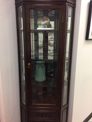 Lovely curio cabinet with a brain and a vase. Can you tell I have been in the waiting room too long ?