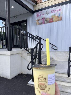 My delicious pineapple smoothie, in front of the shop