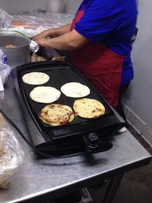 Pupusas! Revueltas o de queso con frijol