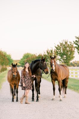 senior portraits with 3 horses