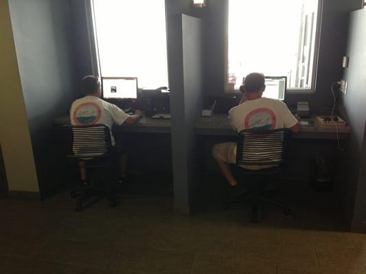 Line guys clogging up the "Flight Planning" computers. The guy on the right was ordering lug-nuts for his car.