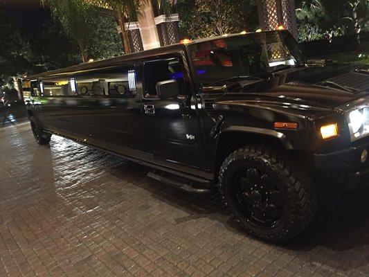 Hummer Stretch Limousine (www.bourlimousines.com)