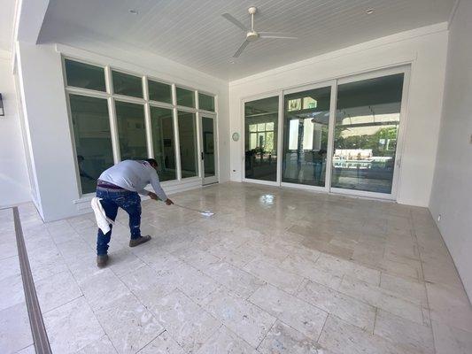 Put clear in travertine Tile