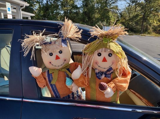 Boy and girl scarecrows saying 'hi'.