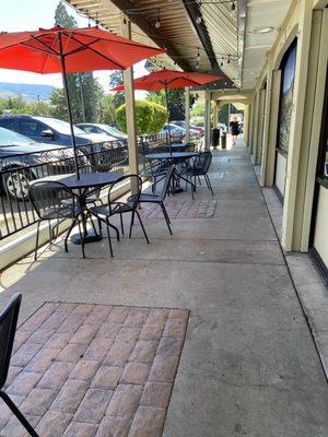 This grocery store offers a covered patio