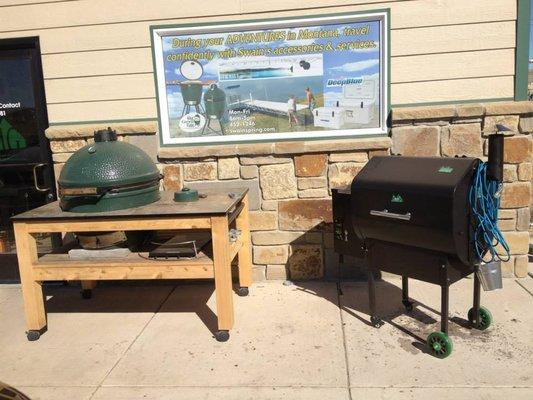 THE BIG GREEN EGG GRILL AND GREEN MOUTNAIN GRILL