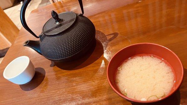 Hot tea (rice green) and miso soup.