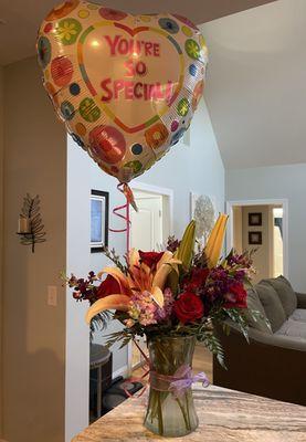 What was received.  Note the very SMALL size, the dirty water, the crappy bow, and the balloon.  Nothing like what my husband ordered.