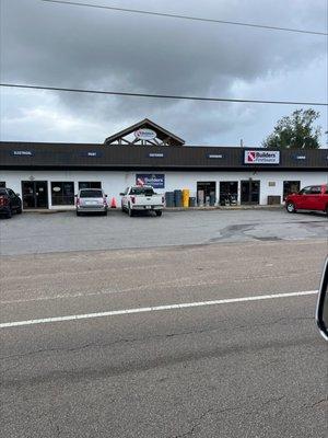 The image shows the exterior of a "Builders FirstSource" hardware store located at 244 FL-20, Freeport, FL...