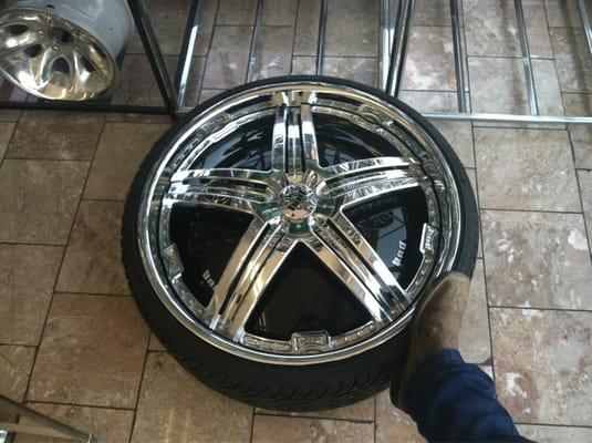 Yes, those are 30" spinners.. I want them lol