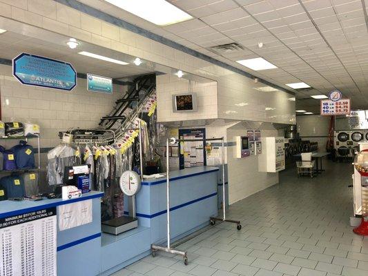 Service counter and dry cleaning conveyor